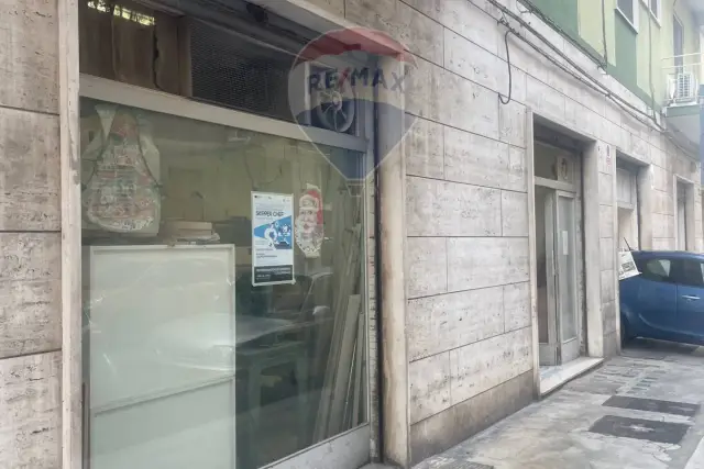 Geschäft in Via Pietro Ravanas 255, Bari - Foto 1