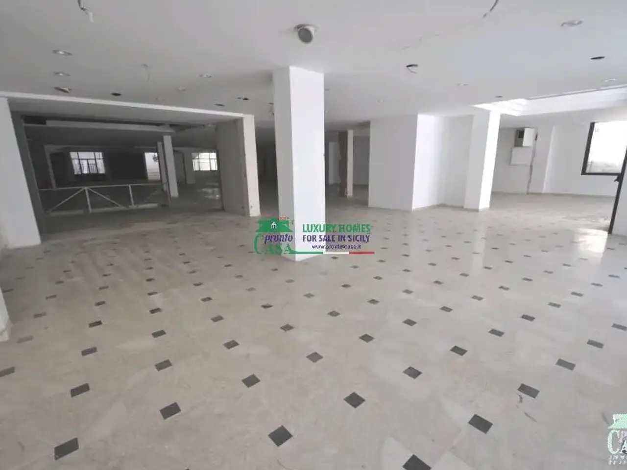 Locale commerciale in Via E. Criscione Lupis, Ragusa, {3} - Foto 1