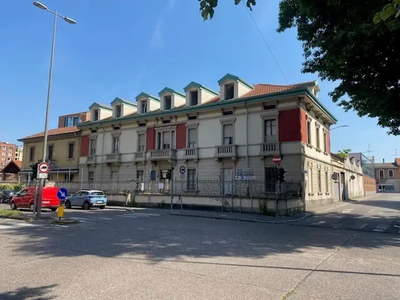 Palazzina commerciale in Viale Milano 19, Gallarate, {3} - Foto 1
