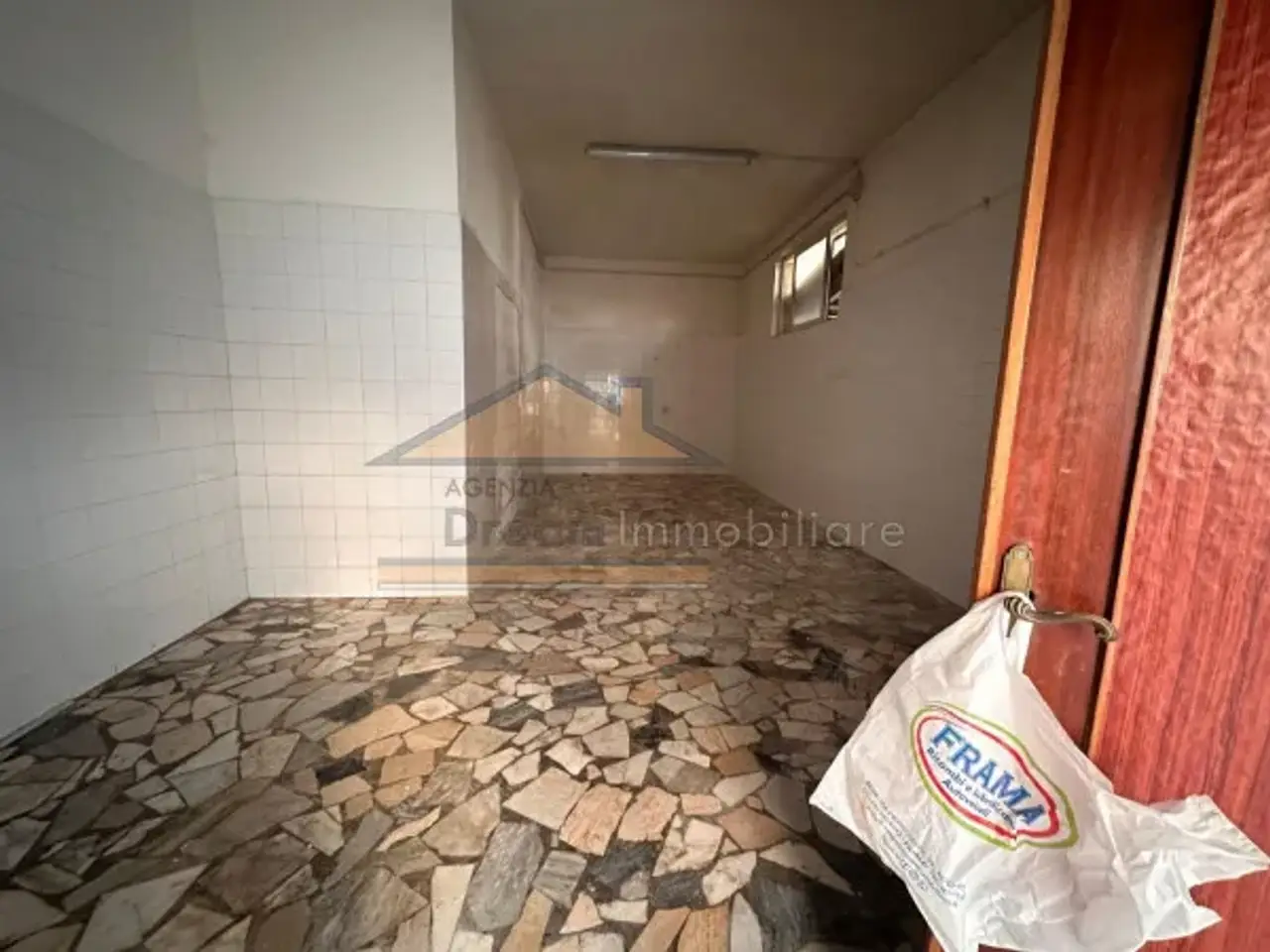 Negozio in Via Dante Alighieri 119, Calvizzano, {3} - Foto 1
