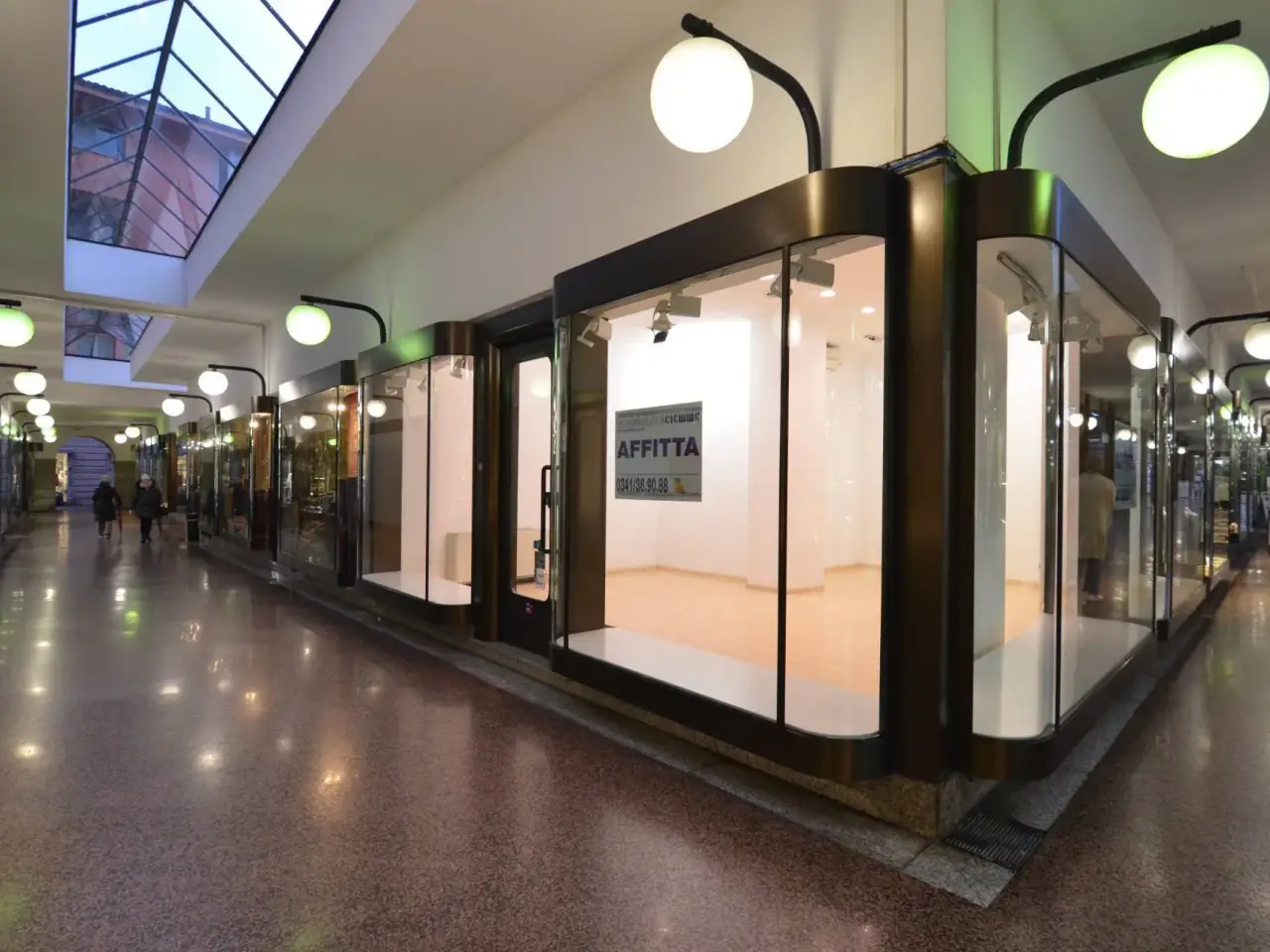Negozio in Via Fratelli Cairoli 110, Lecco, {3} - Foto 1