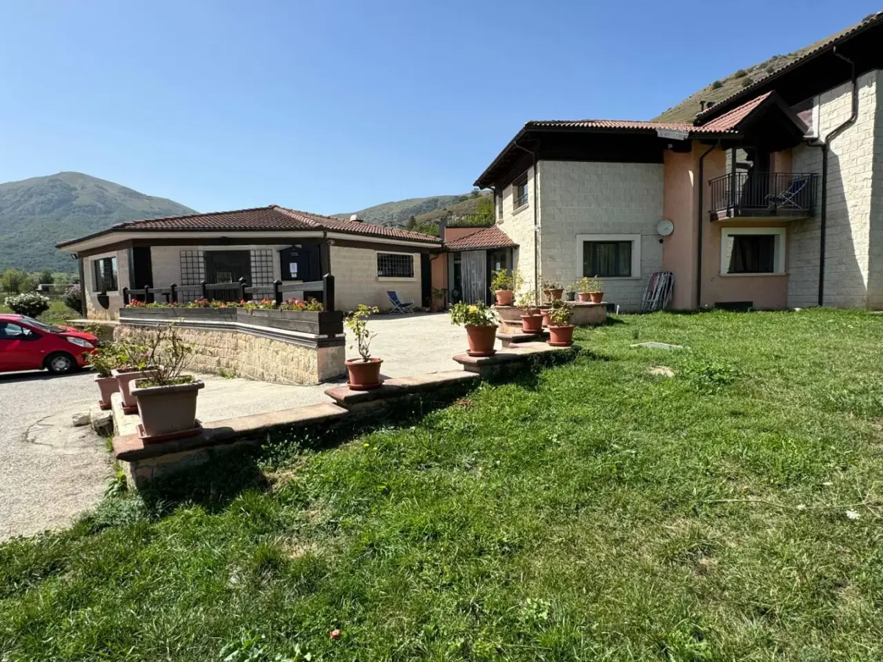 Esercizio commerciale in Via del Morrone, Rocca Di Cambio, {3} - Foto 1