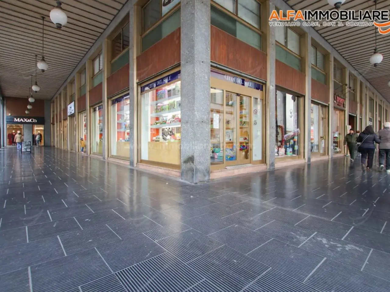 Locale commerciale in Via Fratelli Rosselli 2, Novara, {3} - Foto 1