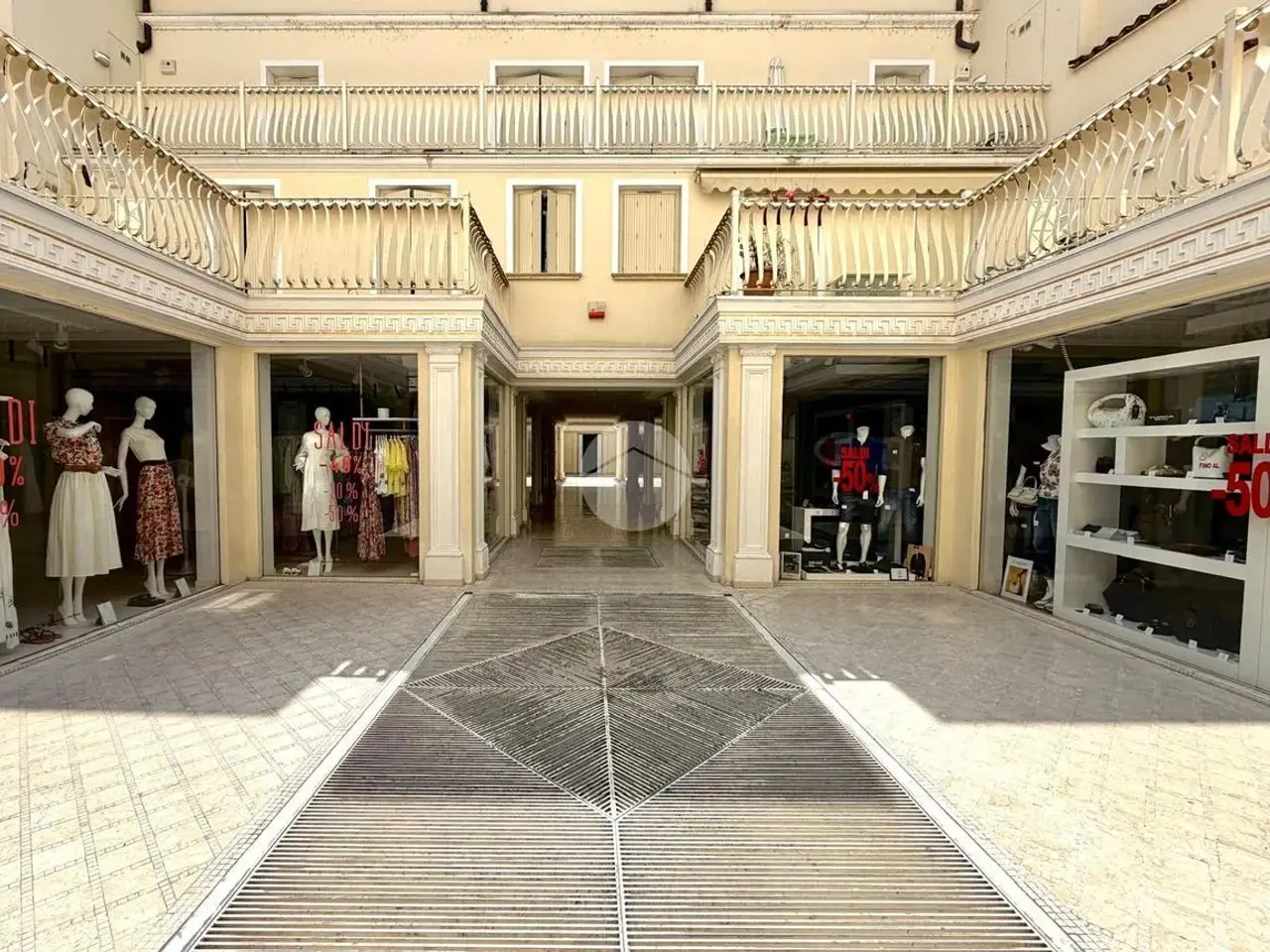 Negozio in Piazza Giacomo Matteotti 25, Desenzano Del Garda, {3} - Foto 1