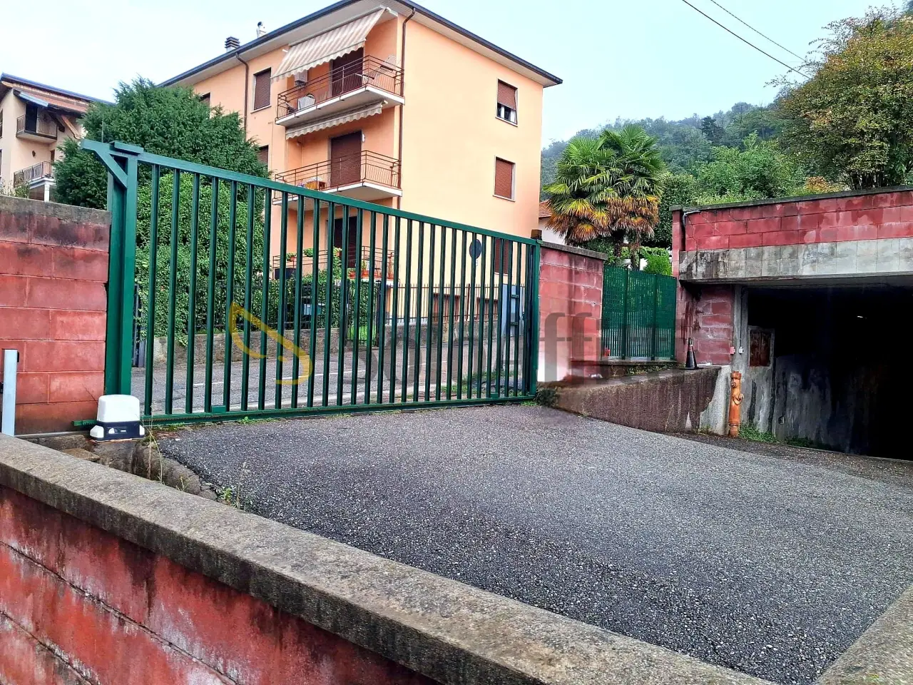Parcheggio chiuso in Via Giustizia E Libertà 1, Como, {3} - Foto 1