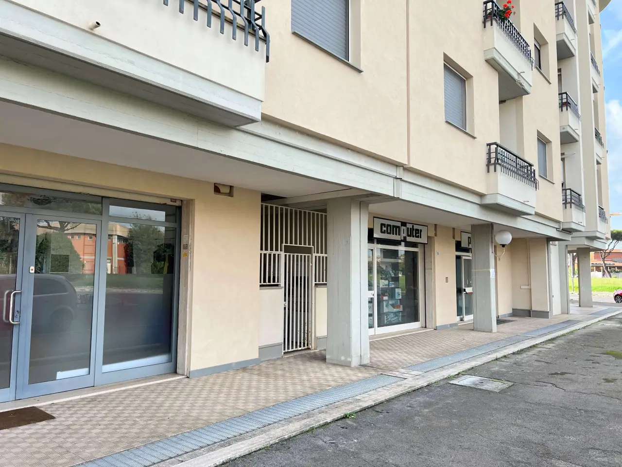 Negozio in Via Boccaccio, Latina, {3} - Foto 2