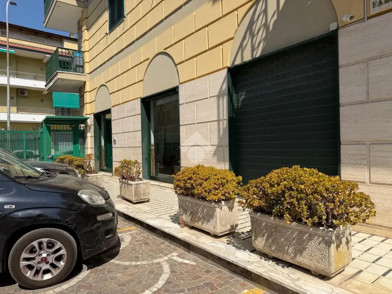 Negozio in Via San Francesco d'Assisi 48, Giugliano In Campania, {3} - Foto 2