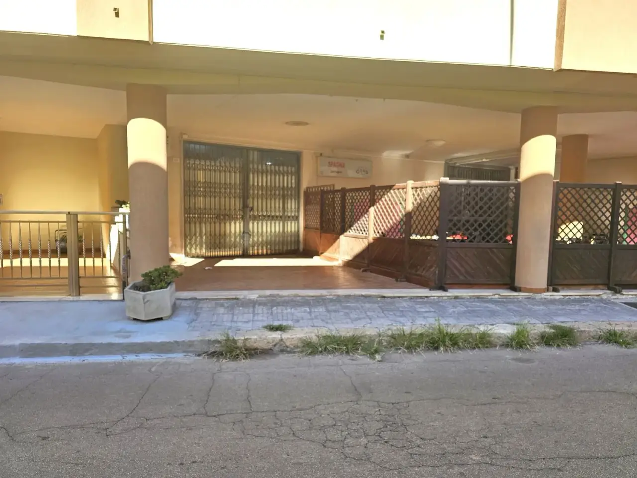 Locale commerciale in Via l. Spagna, 117, 73044 Galatone Le, Italia, Galatone, {3} - Foto 1