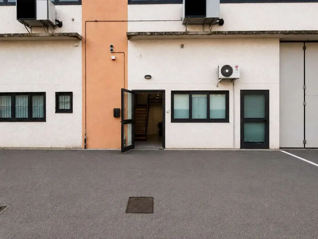Palazzina commerciale in Via Torino 34, Cernusco Sul Naviglio, {3} - Foto 1