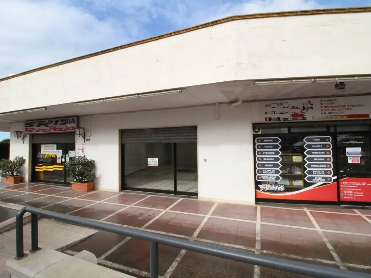 Locale commerciale in Via Cesare Battisti, Tuglie, Tuglie, {3} - Foto 2