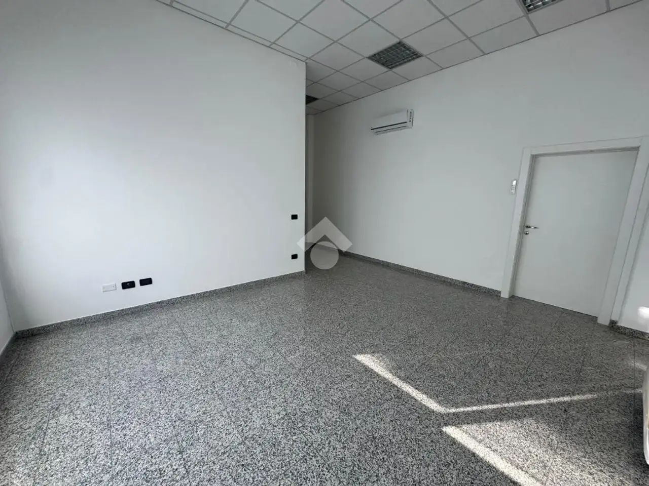Ufficio in Viale del Lavoro 7, Cavaion Veronese, {3} - Foto 2