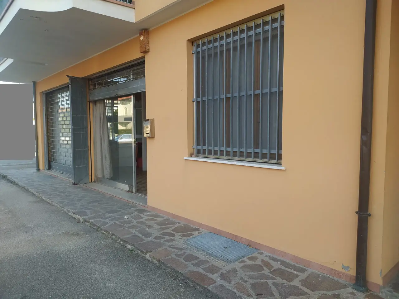 Negozio in Via Volontari della Libertà 11, Santarcangelo Di Romagna, {3} - Foto 2