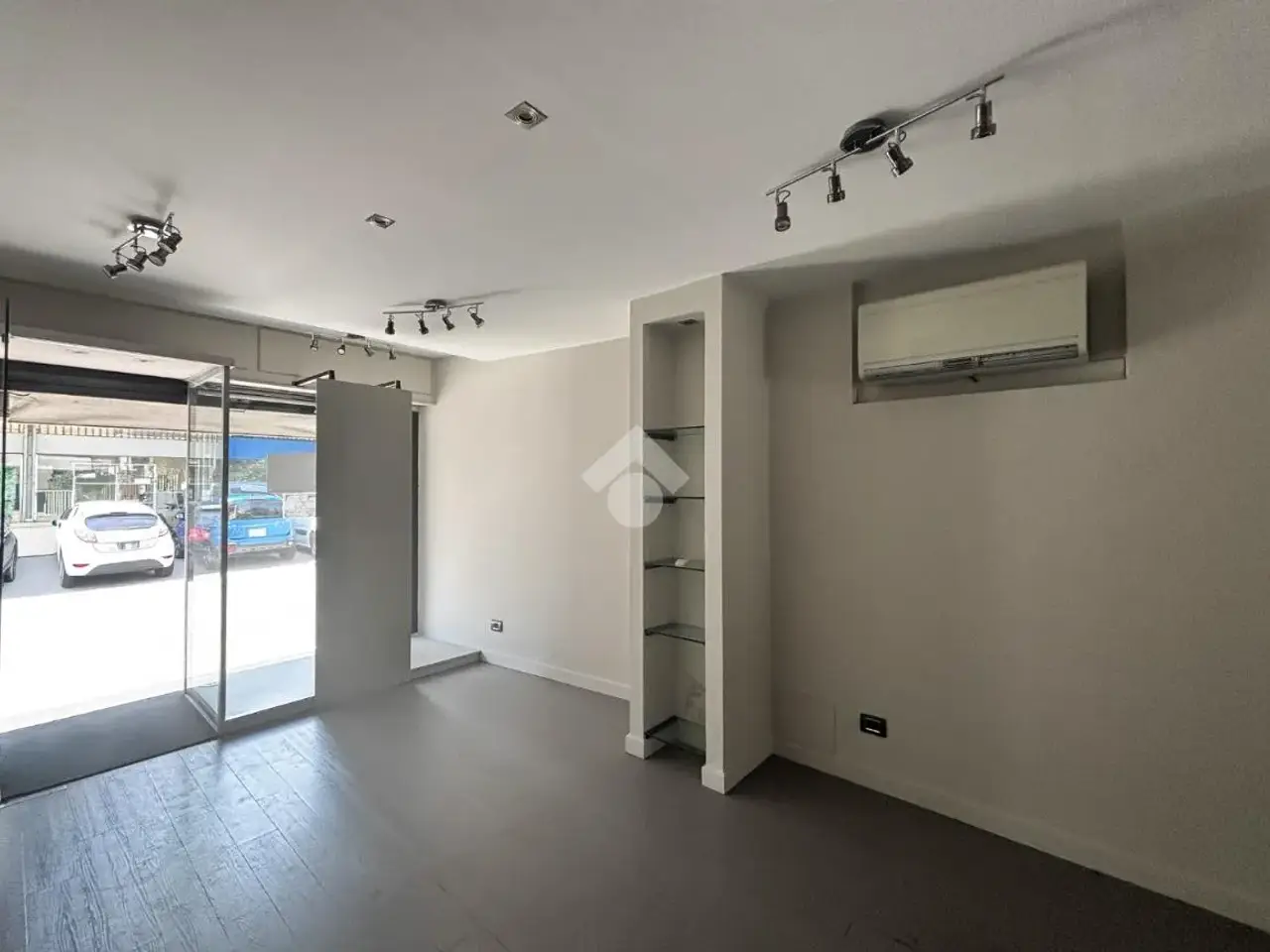 Negozio in Via Emanuele Vittorio Parodi 33, Mandello Del Lario, {3} - Foto 1