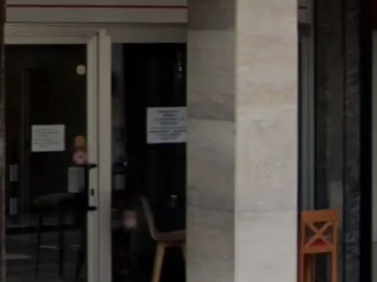 Negozio in Piazza Mazzini 16, Bolzano, {3} - Foto 1
