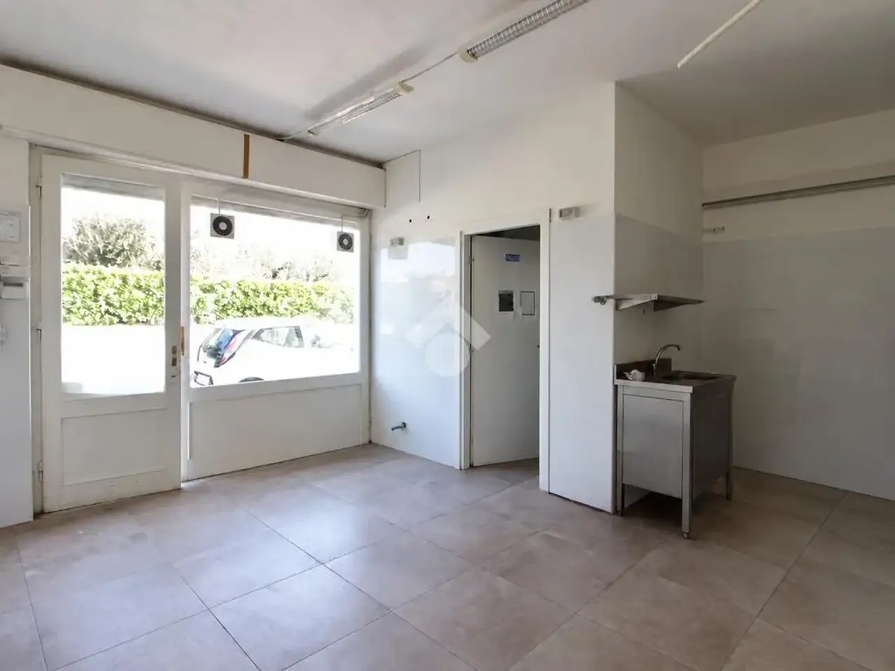 Negozio in Via U. Foscolo 2, San Giuliano Terme, {3} - Foto 1