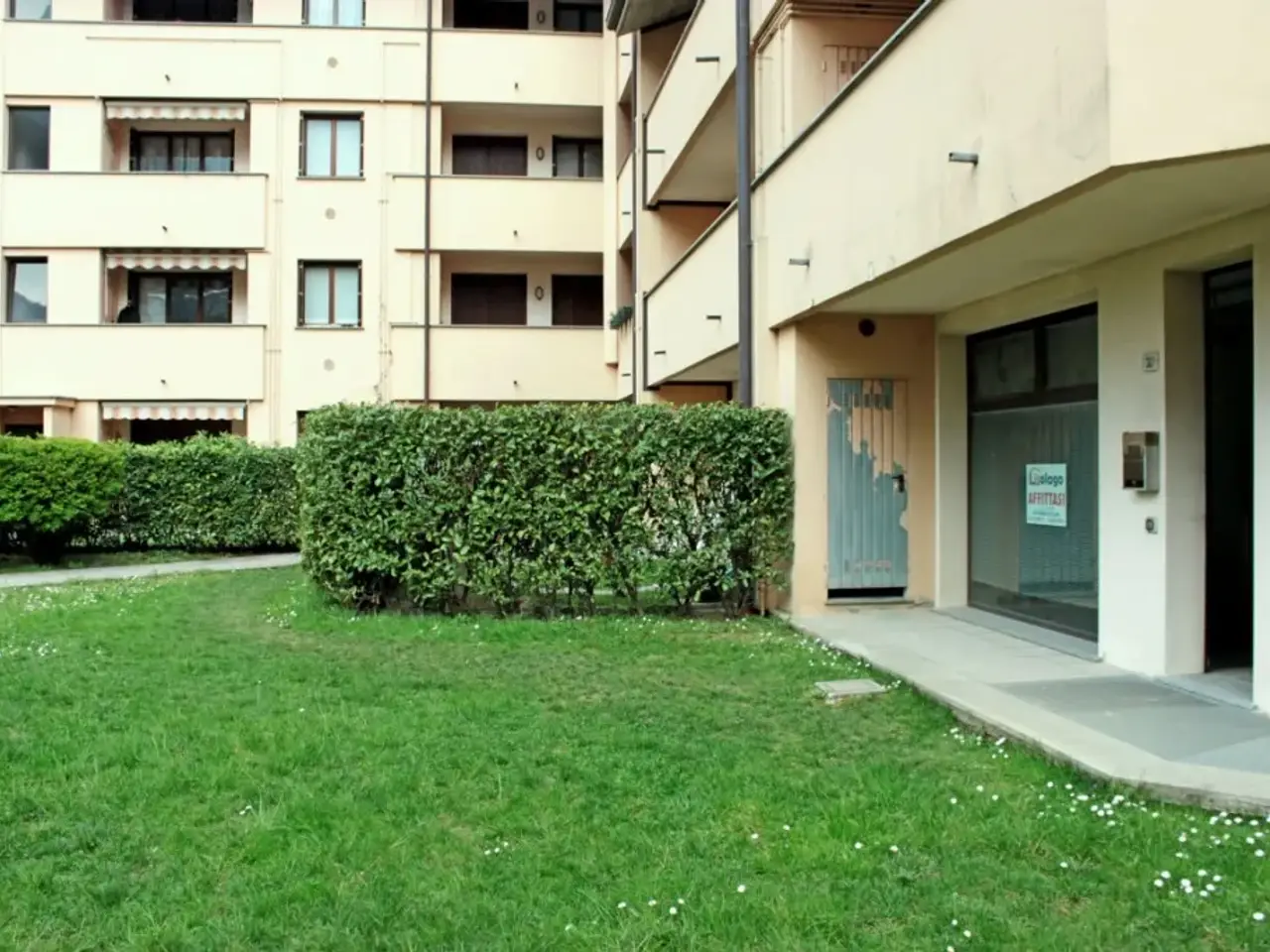 Negozio in Via Bovara 38, Valmadrera, {3} - Foto 1