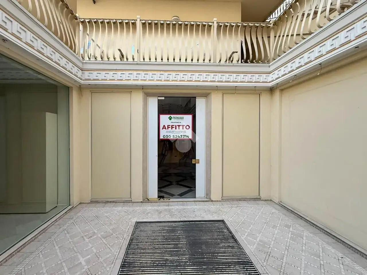 Negozio in Piazza Giacomo Matteotti 25, Desenzano Del Garda, {3} - Foto 1